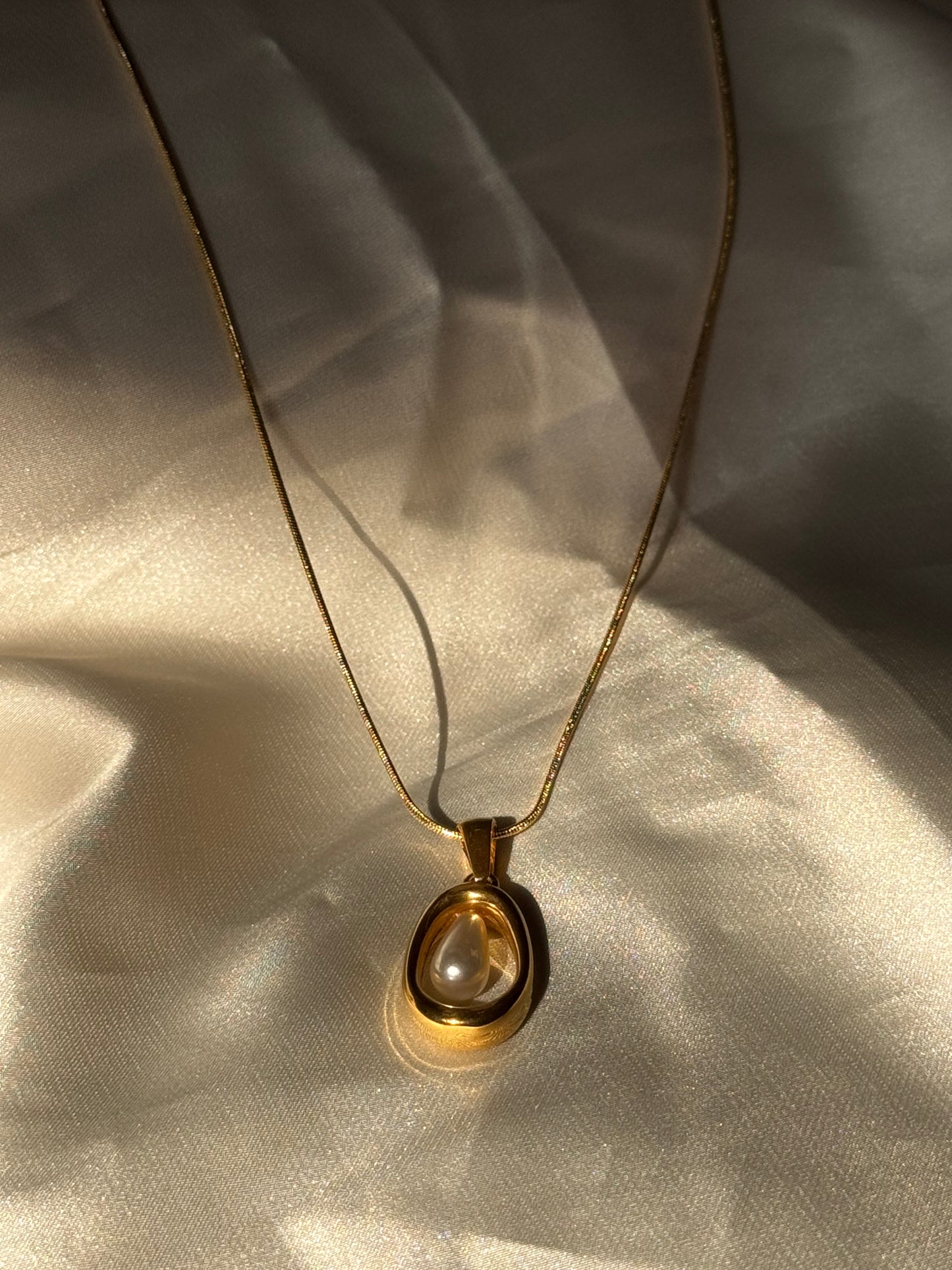 gold oval pendant Necklace